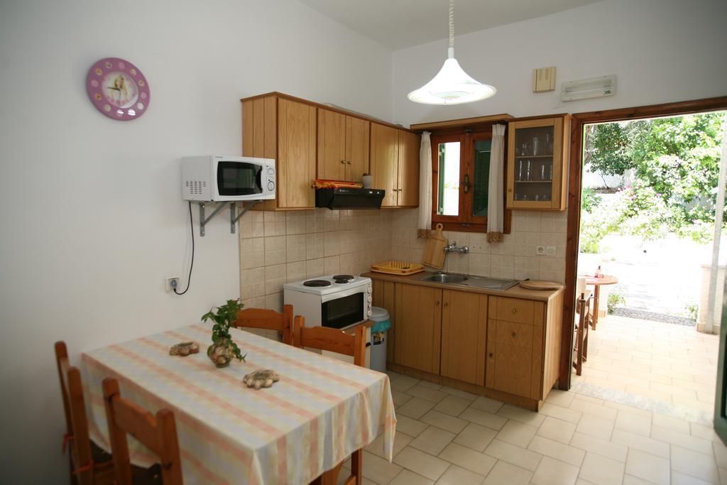 Alex-Giannis Apartments, Barbati Bilik gambar