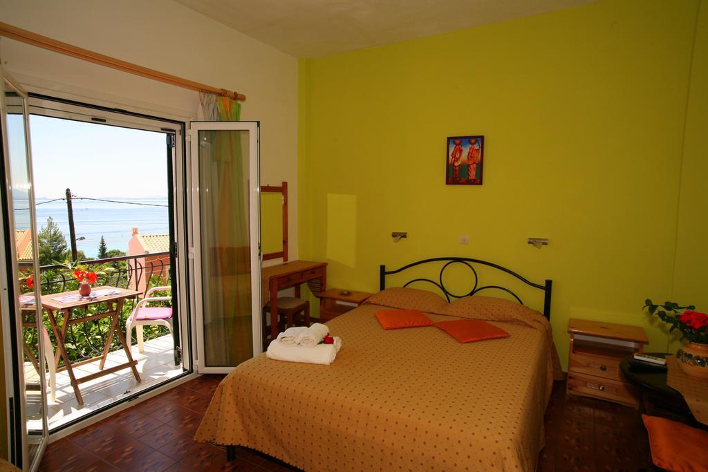 Alex-Giannis Apartments, Barbati Bilik gambar