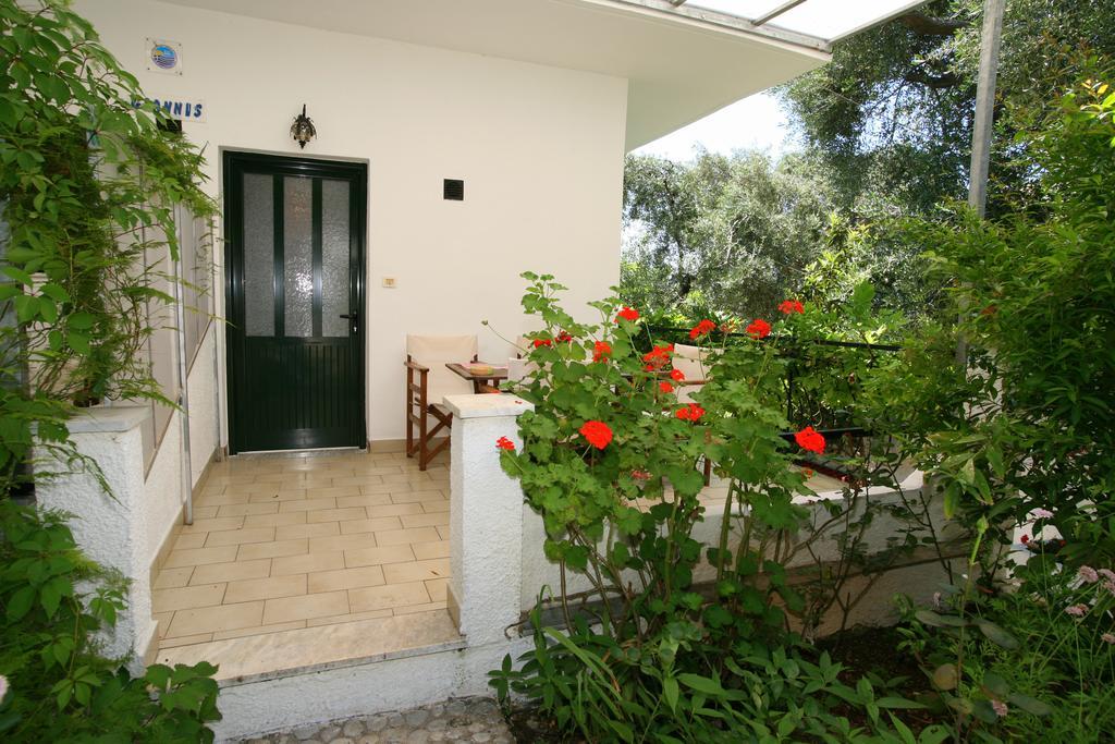 Alex-Giannis Apartments, Barbati Bilik gambar